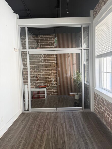 More Photos Of 10 Whitaker St, Savannah Storefront Retail Residential For Lease