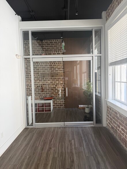 More Photos Of 10 Whitaker St, Savannah Storefront Retail Residential For Lease