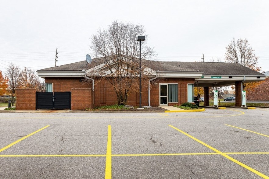 More Photos Of 690 Richmond Rd, Richmond Heights Bank For Lease