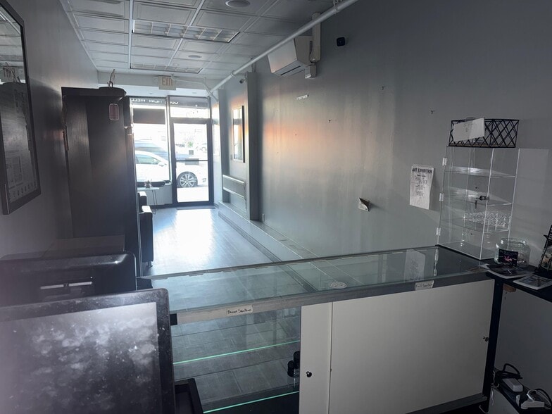 More Photos Of 78-84 E Park Ave, Long Beach Storefront For Lease