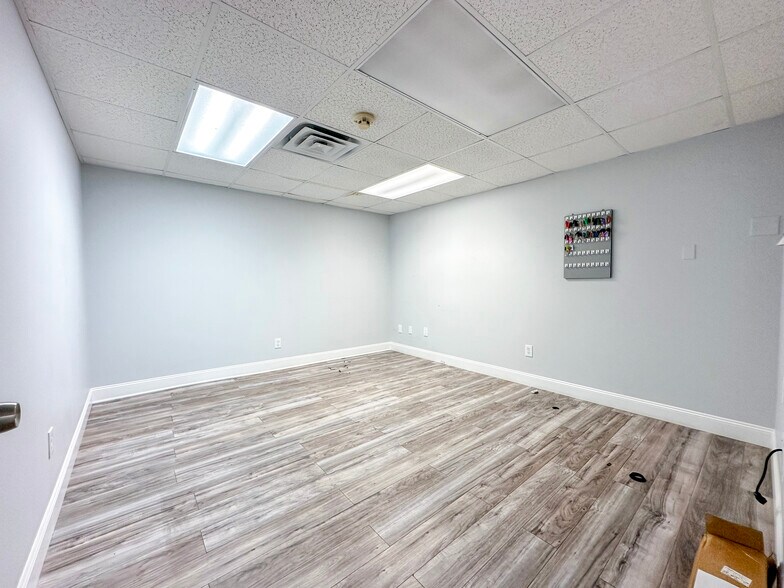 More Photos Of 406 E Pennsylvania Blvd, Feasterville Trevose Light Distribution For Lease