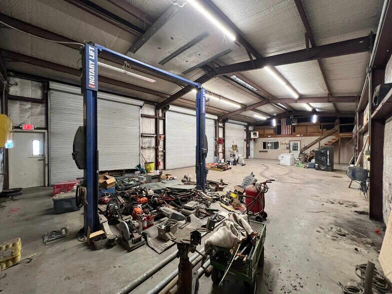 More Photos Of 3226 N Main St, Cleburne Warehouse For Lease