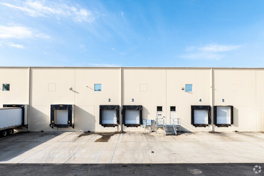 More Photos Of 6950 Harbour View Blvd, Suffolk Warehouse For Lease
