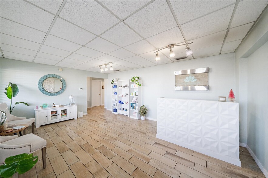 More Photos Of 3932 Swift Rd, Sarasota Office For Sale