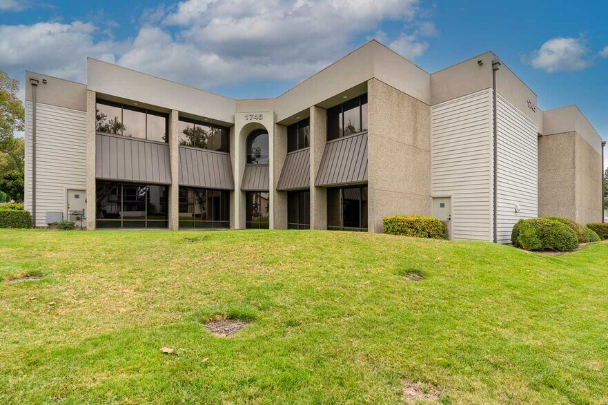 More Photos Of 1717-1745 W Orangewood Ave, Orange Office For Sale
