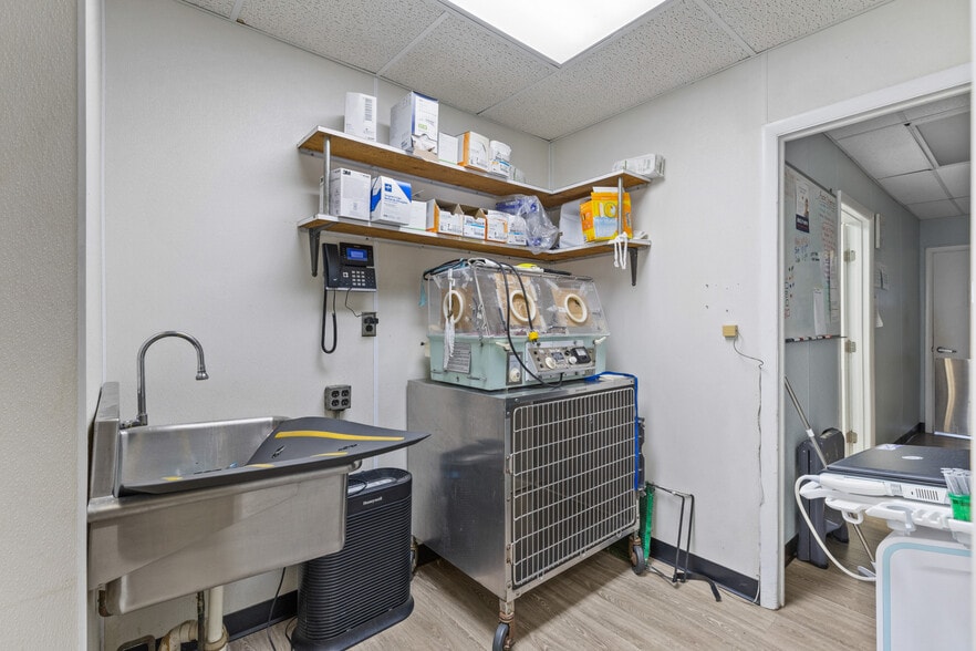 More Photos Of 5915 Belair Rd, Baltimore Veterinarian Kennel For Sale