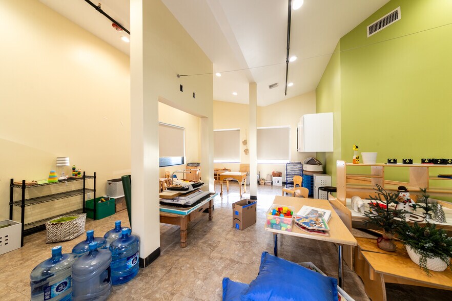 More Photos Of 700 E Green St, Pasadena Storefront For Lease