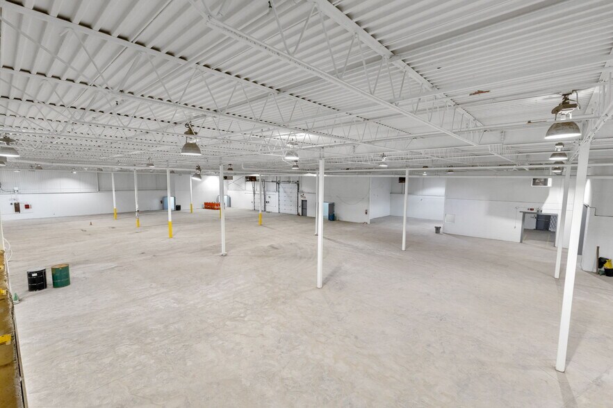 More Photos Of 2300 Rue Cohen, Montréal Warehouse For Sale