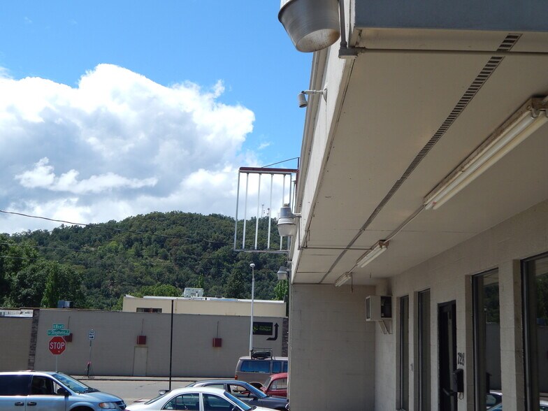 More Photos Of 728 SE Rice Ave, Roseburg Freestanding For Lease