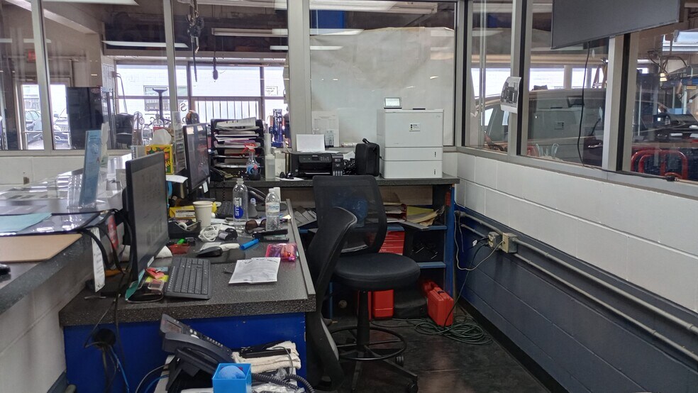 More Photos Of 520 W Kimberly Rd, Davenport Auto Dealership For Lease