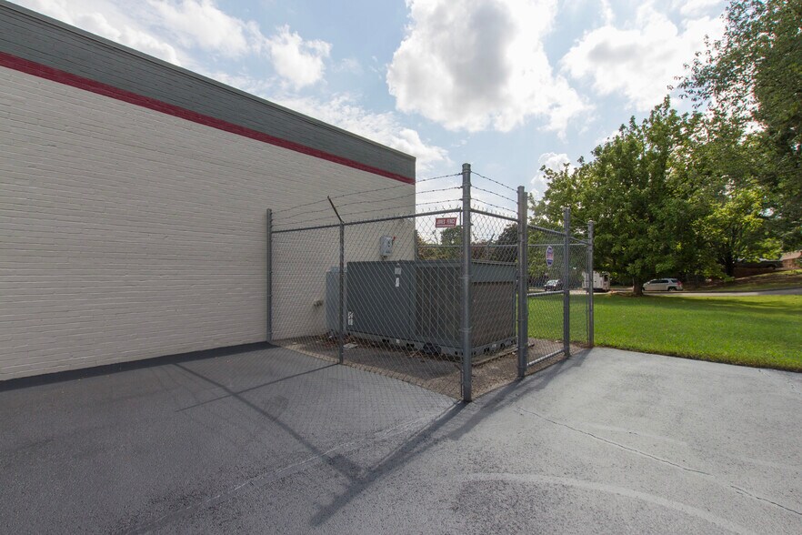 More Photos Of 4058 S Memorial Pky, Huntsville Warehouse For Sale