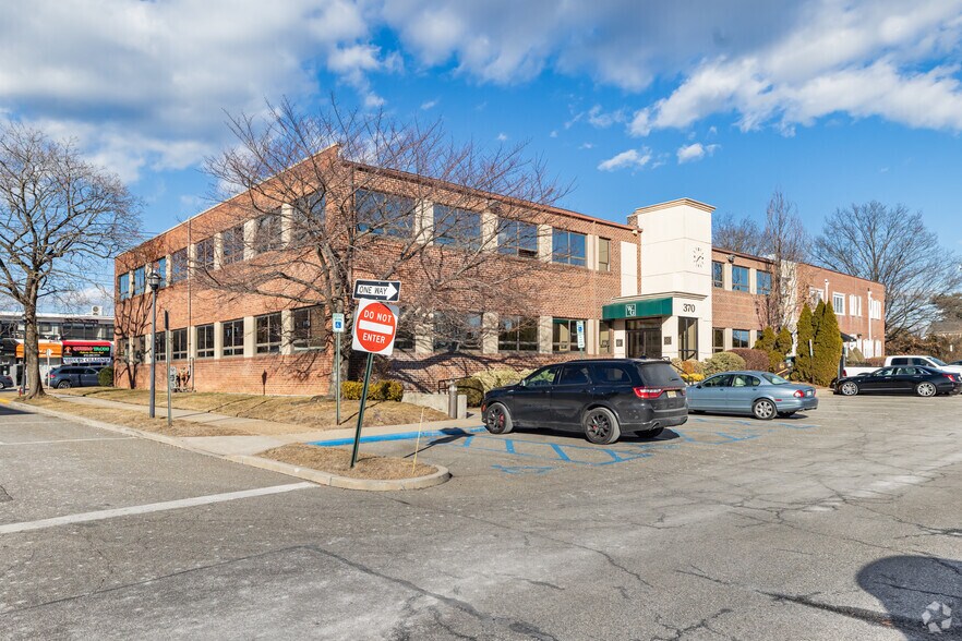 More Photos Of 370 Old Country Rd, Garden City Office For Sale