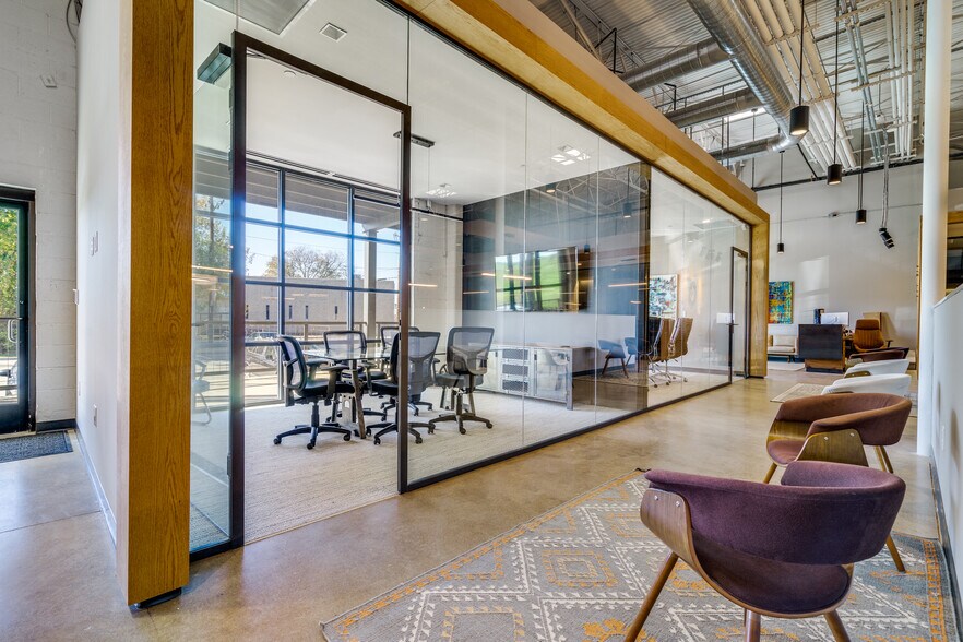 More Photos Of 1108 Quaker St, Dallas Showroom For Lease