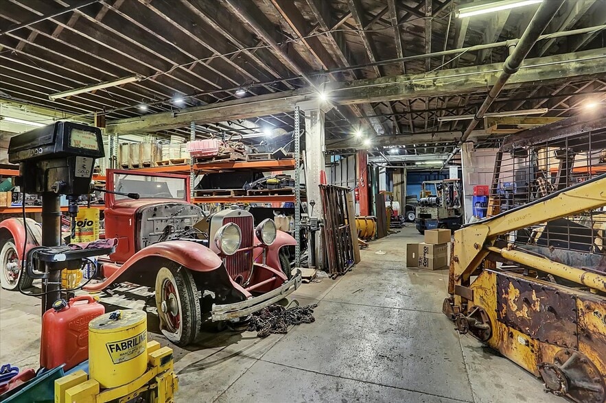 More Photos Of 701 E Hay St, York Warehouse For Lease