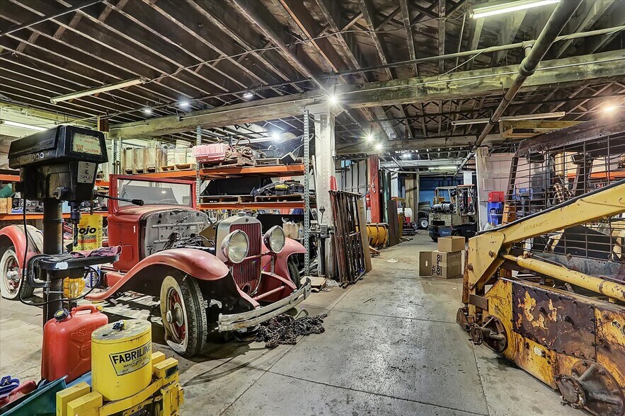 More Photos Of 701 E Hay St, York Warehouse For Lease