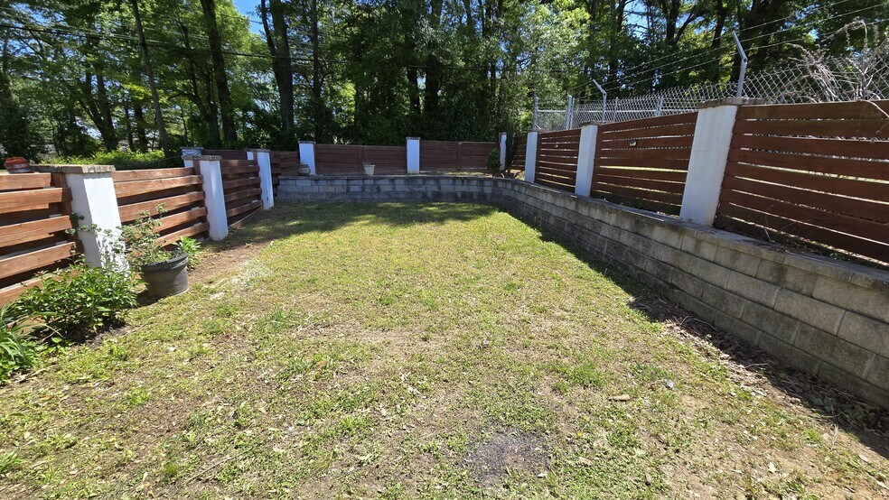 More Photos Of 748 NE Lawrence St, Marietta Office For Sale