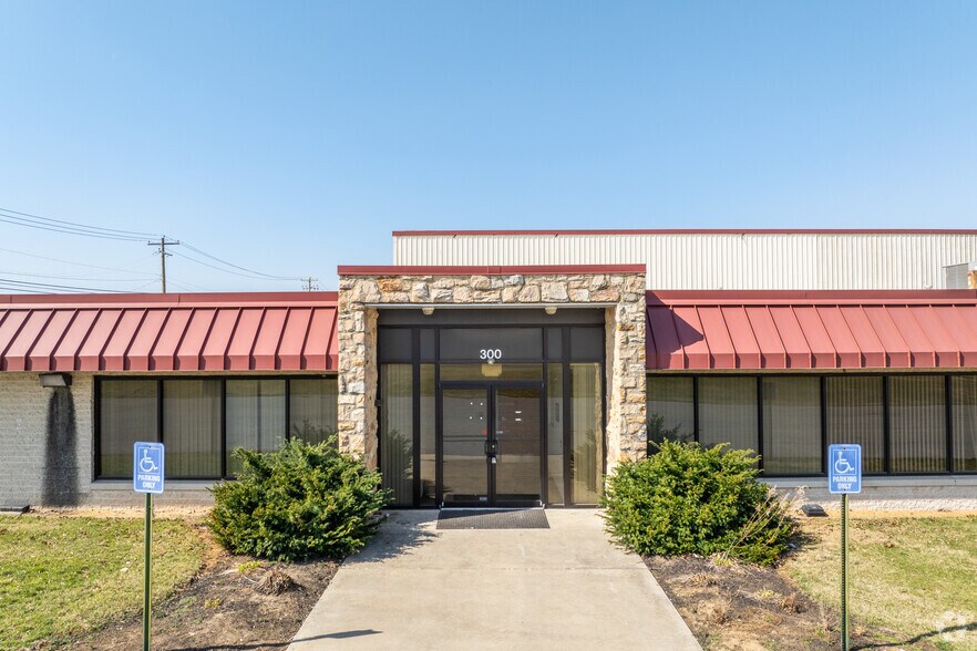 More Photos Of 300 W Heinz St, Mechanicsburg Warehouse For Lease