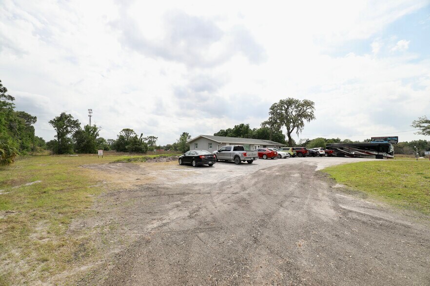More Photos Of 18824 County Line Rd, Spring Hill Office For Lease