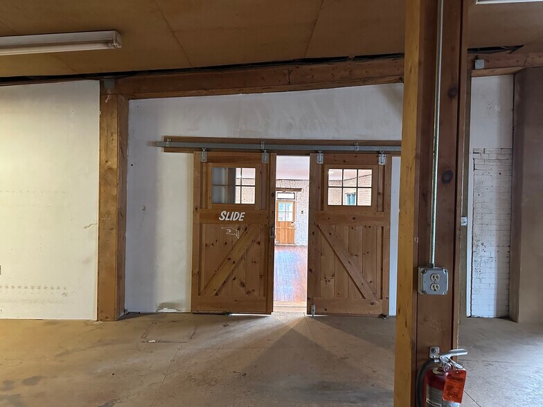 More Photos Of 55 N Cedar St, Lititz Showroom For Lease