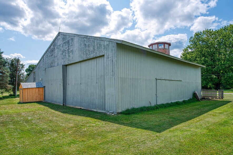 More Photos Of 15921 W M 36, Pinckney Light Distribution For Sale