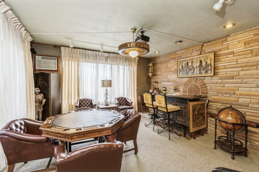 More Photos Of 324 1st St, Des Moines General Retail For Sale