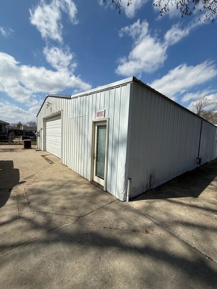 More Photos Of 16004 E 23rd St S, Independence Warehouse For Lease
