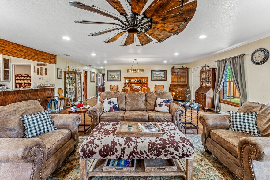 More Photos Of 703 Spring St, Granbury Lodge Meeting Hall For Sale