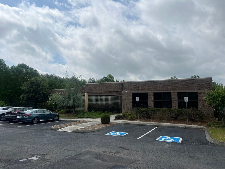 Primary Photo Of 1310 Centerpoint Blvd, Knoxville Medical For Sale
