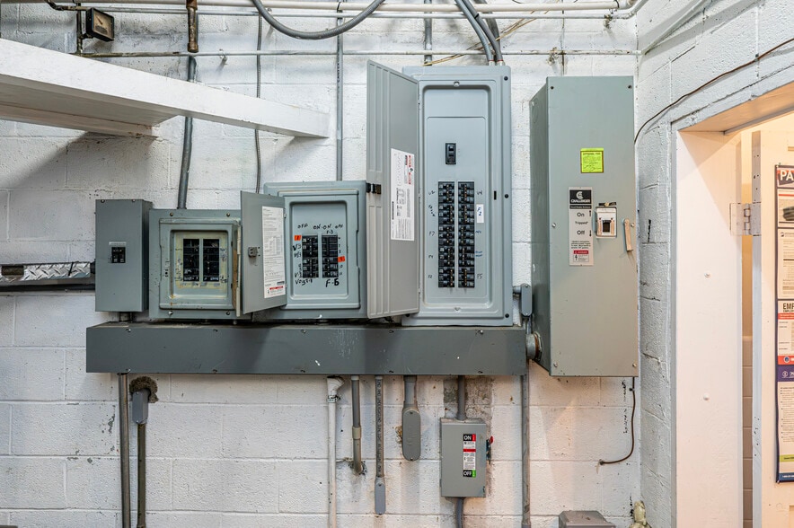 More Photos Of 305 Division St, Jeannette Distribution For Sale