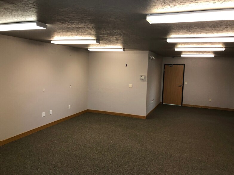 More Photos Of 5402 53rd Ave S, Fargo Auto Repair For Lease