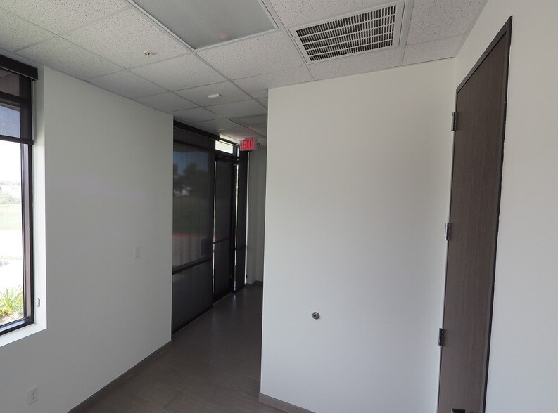 More Photos Of 21110 N Summitry Cir, Katy Warehouse For Lease