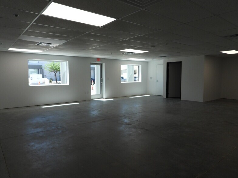 More Photos Of 930-938 Empire Mesa Way, Henderson Warehouse For Sale
