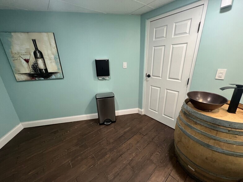 More Photos Of 10804 Wilkshire Blvd, Bolivar Office For Sale
