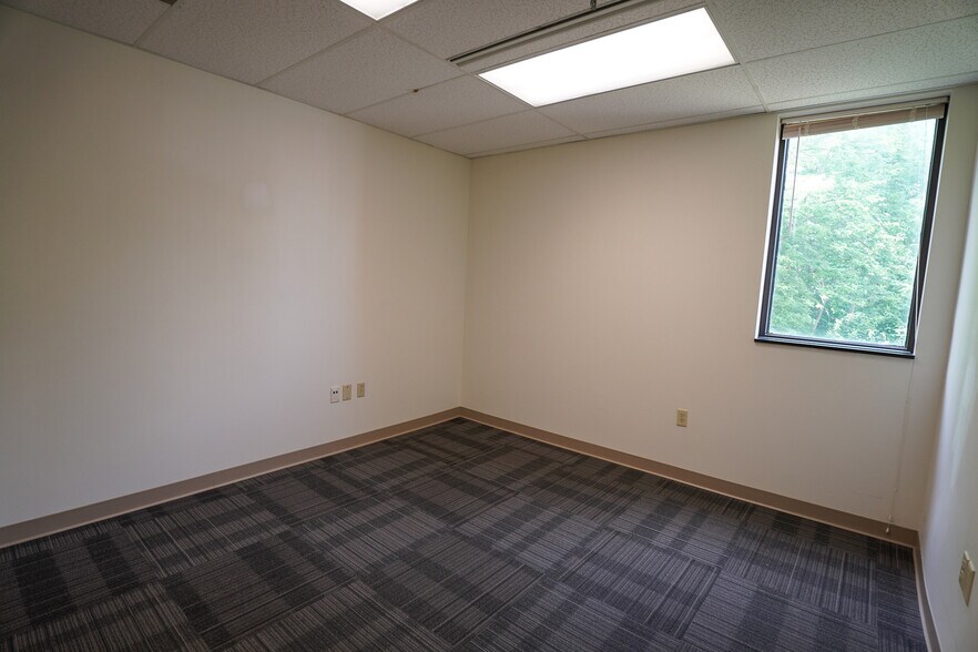 More Photos Of 4452 Eastgate Blvd, Cincinnati Office For Sale