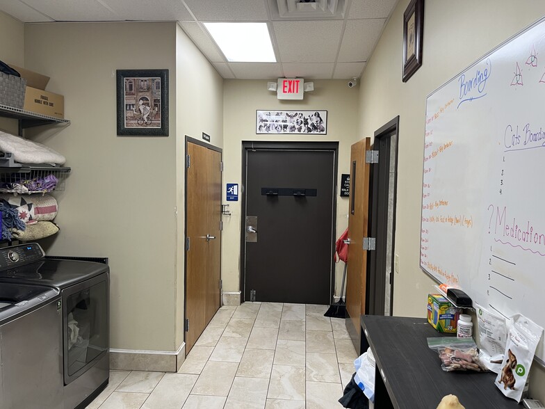 More Photos Of 1343 Lane Ave S, Jacksonville Veterinarian Kennel For Sale