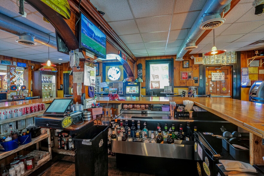 More Photos Of 36 Railroad St, Linfield Restaurant For Sale