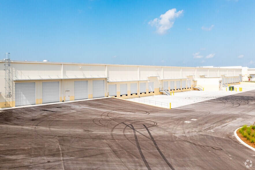 More Photos Of 14651 Jetport Loop, Fort Myers Light Distribution For Lease