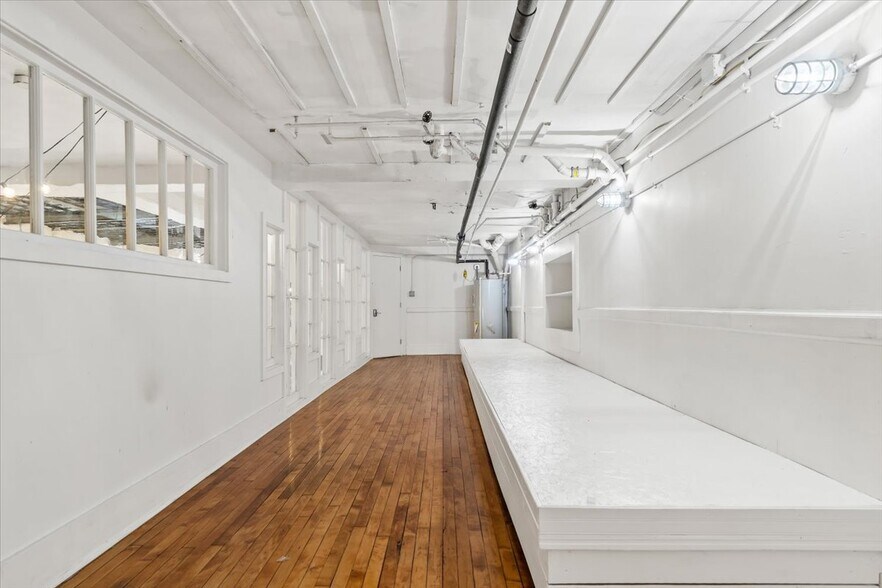 More Photos Of 339 Madison Ave, Memphis Storefront Retail Office For Lease