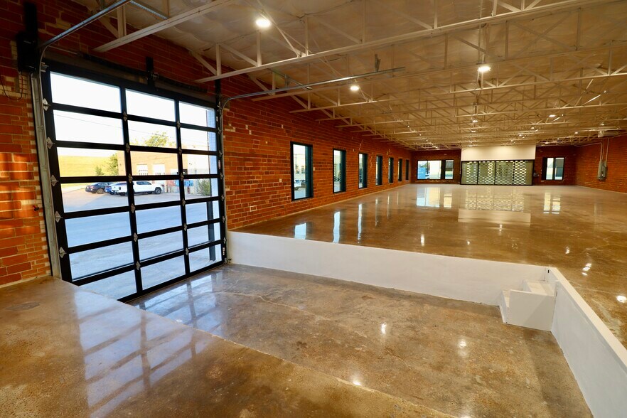 More Photos Of 100 Howell St, Dallas Office For Sale