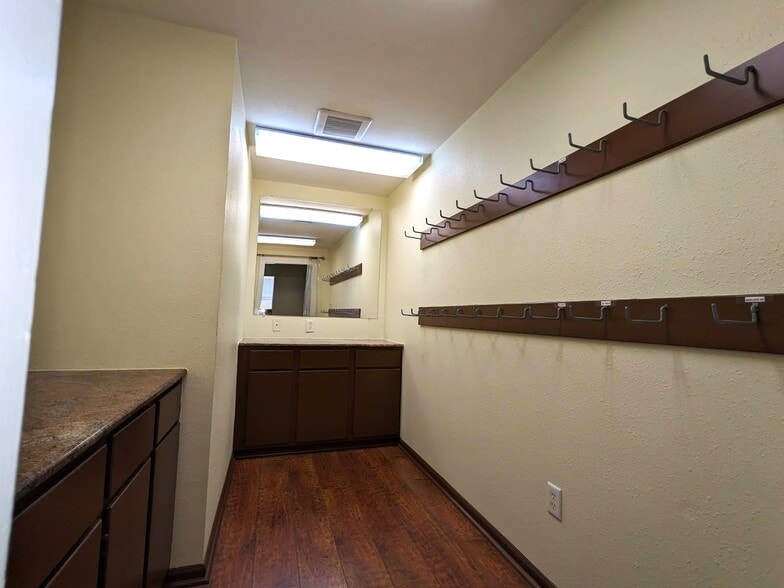 More Photos Of 214 S Burnside Ave, Gonzales Medical For Lease