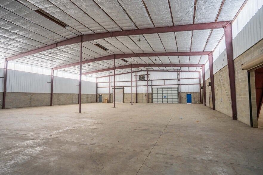 More Photos Of 12925 N 49th St, Clearwater Warehouse For Lease