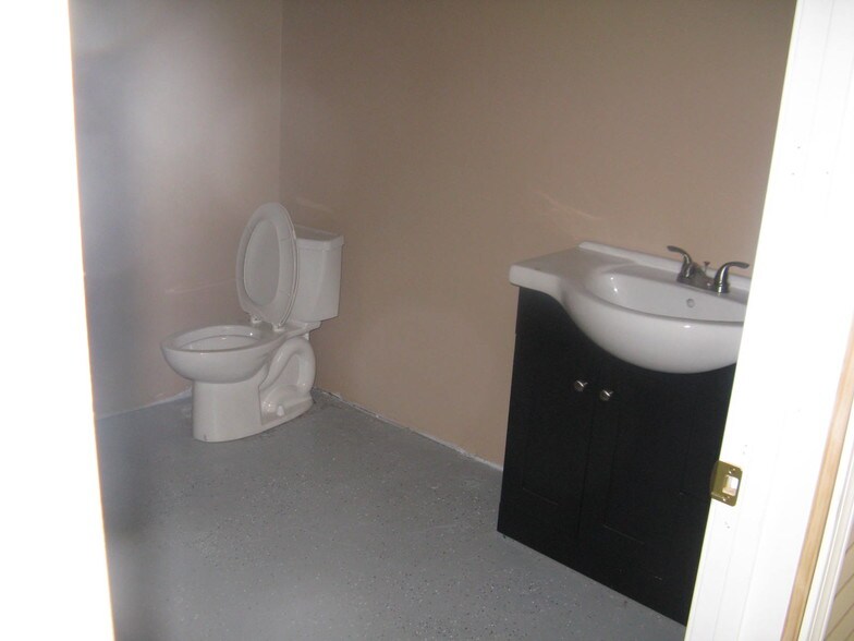 More Photos Of 675 W Shore Rd, Warwick Showroom For Lease