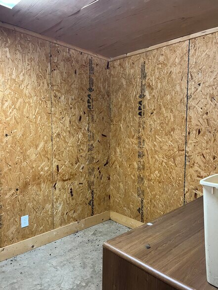 More Photos Of 286 Carter St, Okolona Warehouse For Lease