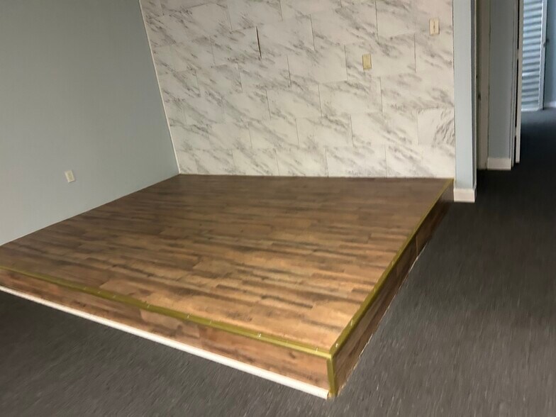 More Photos Of 3694 Horseblock Rd, Medford Storefront Retail Office For Lease