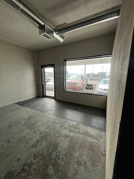 More Photos Of 1598 W Broadway St, Idaho Falls General Retail For Lease