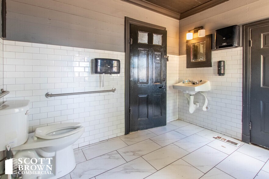 More Photos Of 424 Bryan St, Denton Restaurant For Sale