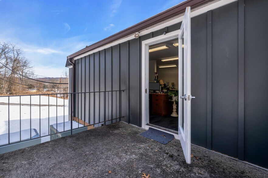 More Photos Of 140 W Main St, Clinton Township Office For Sale