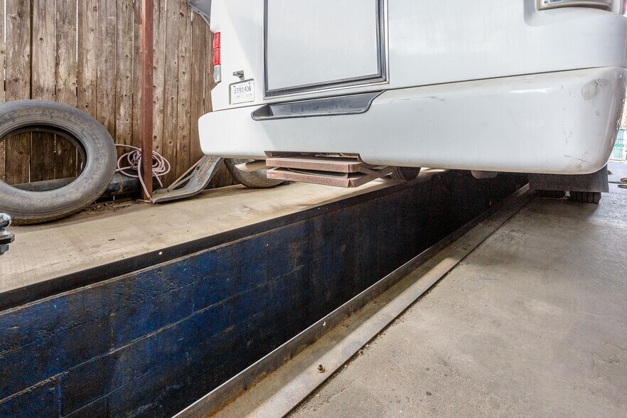 More Photos Of 8921 Daffodil Ave, Houston Auto Repair For Sale