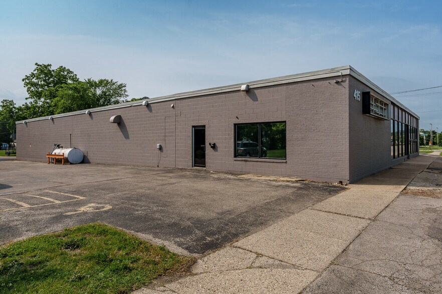 More Photos Of 415 N 3rd St, Rockford Light Distribution For Lease