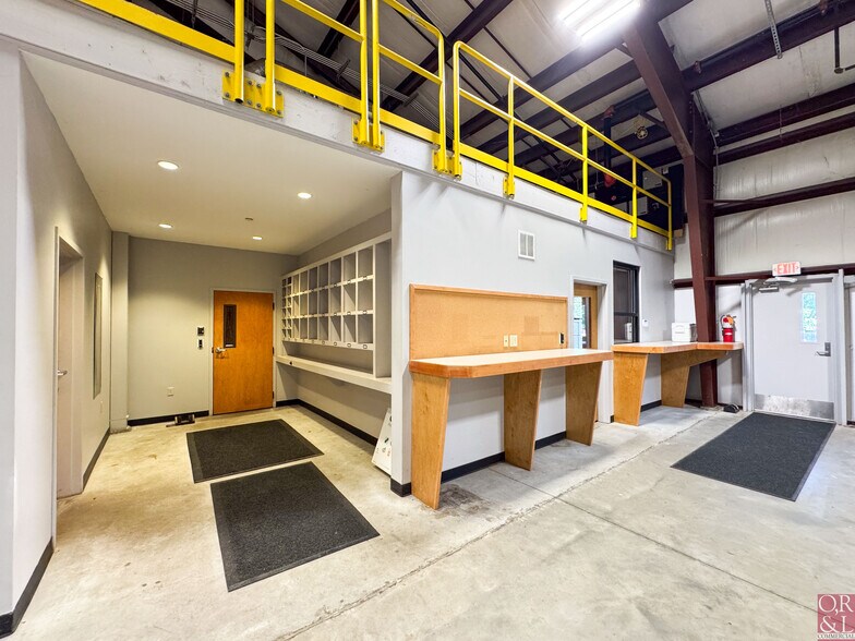 More Photos Of 103R Old Windsor Rd, Bloomfield Warehouse For Lease